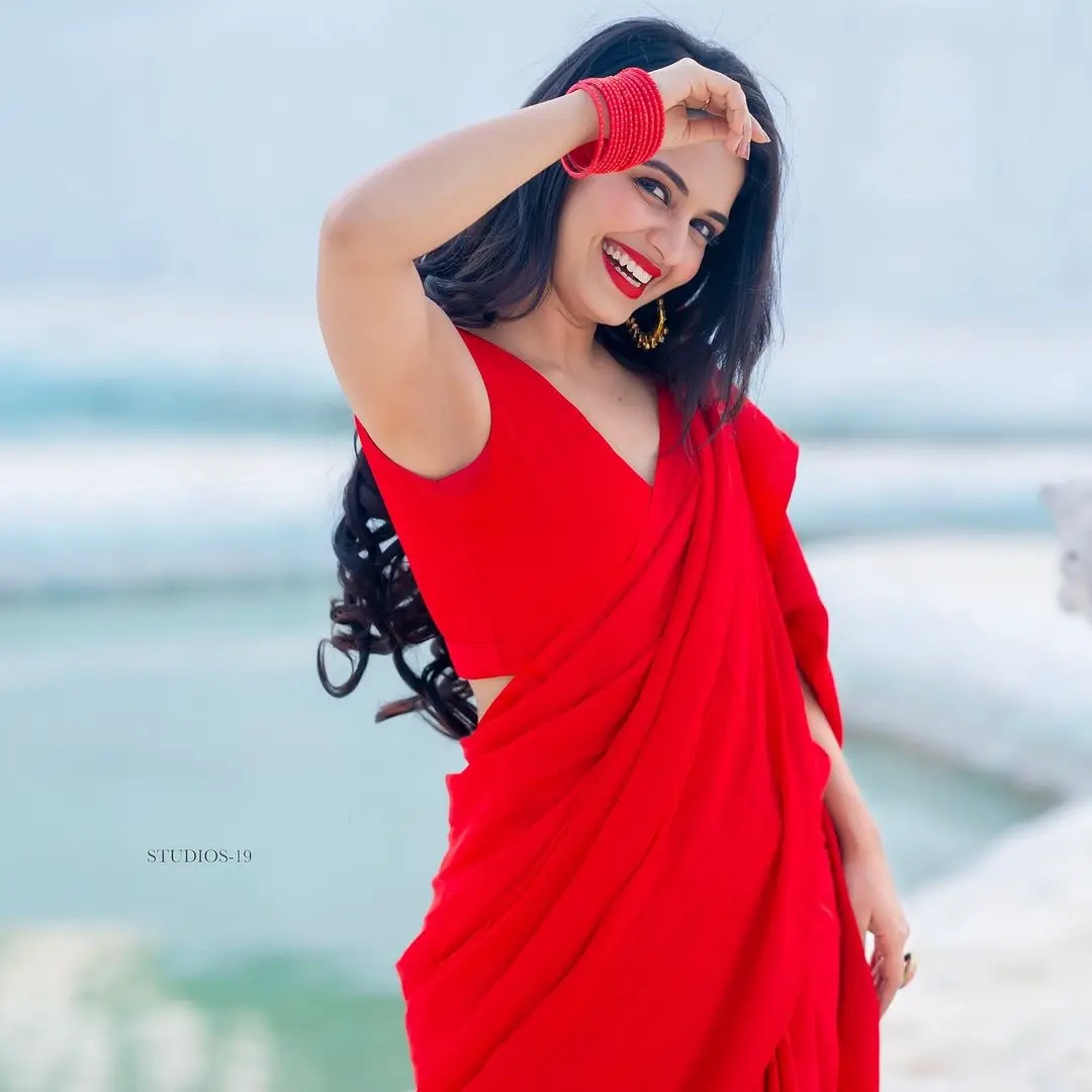 ETV ACTRESS PRIYANKA JAIN WEARING RED SAREE SLEEVELESS BLOUSE